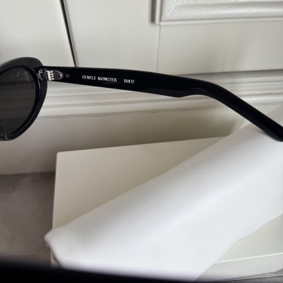 Gentle Monster Bandeone S Black Oval Sunglasses – Minimal Style, Like New main image 9